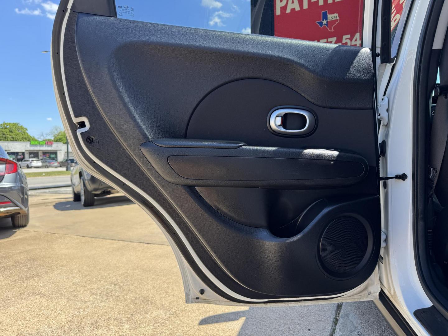 2018 WHITE KIA SOUL + (PLUS) (KNDJP3A53J7) , located at 5900 E. Lancaster Ave., Fort Worth, TX, 76112, (817) 457-5456, 0.000000, 0.000000 - Photo#11