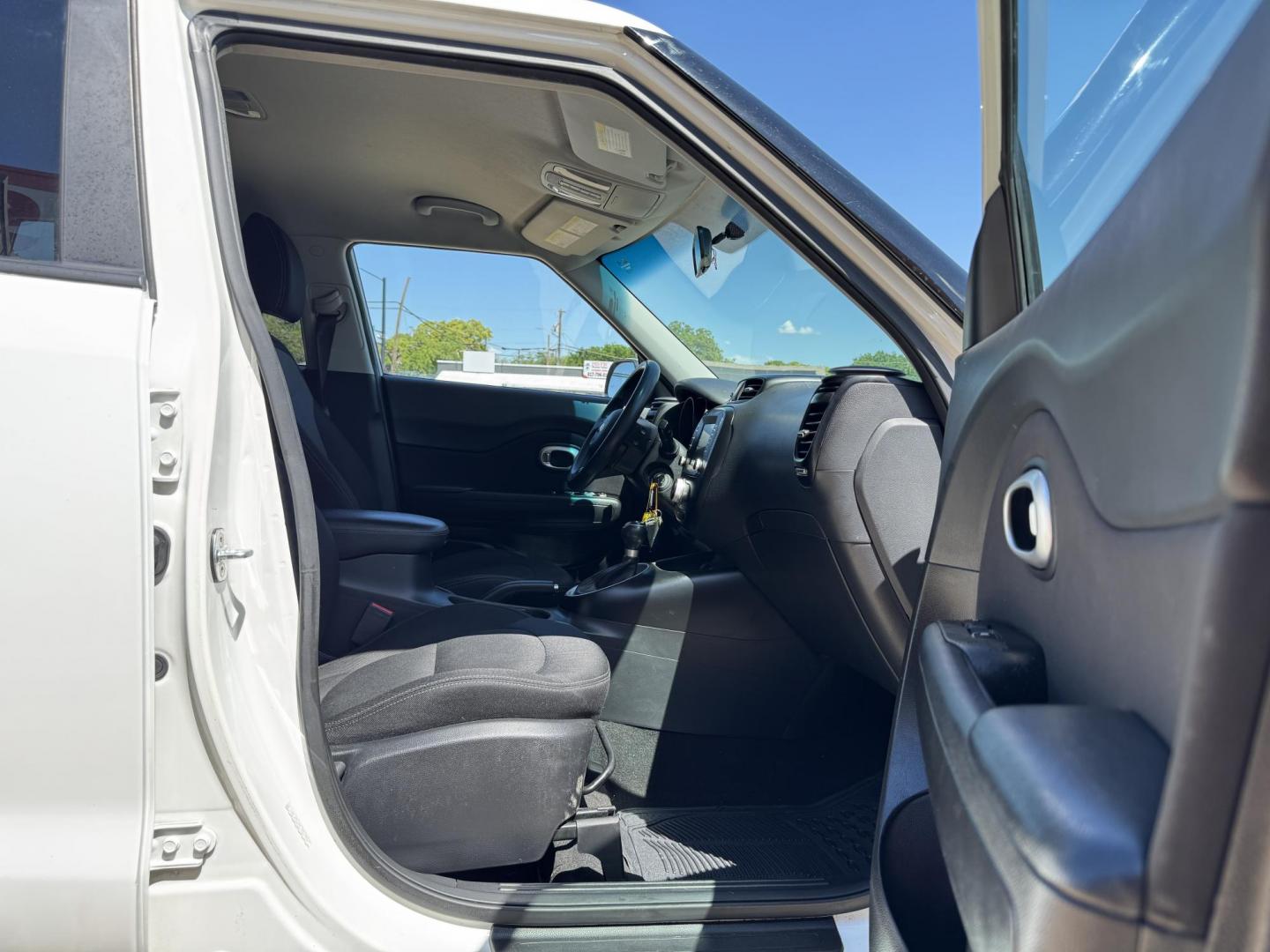 2018 WHITE KIA SOUL + (PLUS) (KNDJP3A53J7) , located at 5900 E. Lancaster Ave., Fort Worth, TX, 76112, (817) 457-5456, 0.000000, 0.000000 - Photo#16