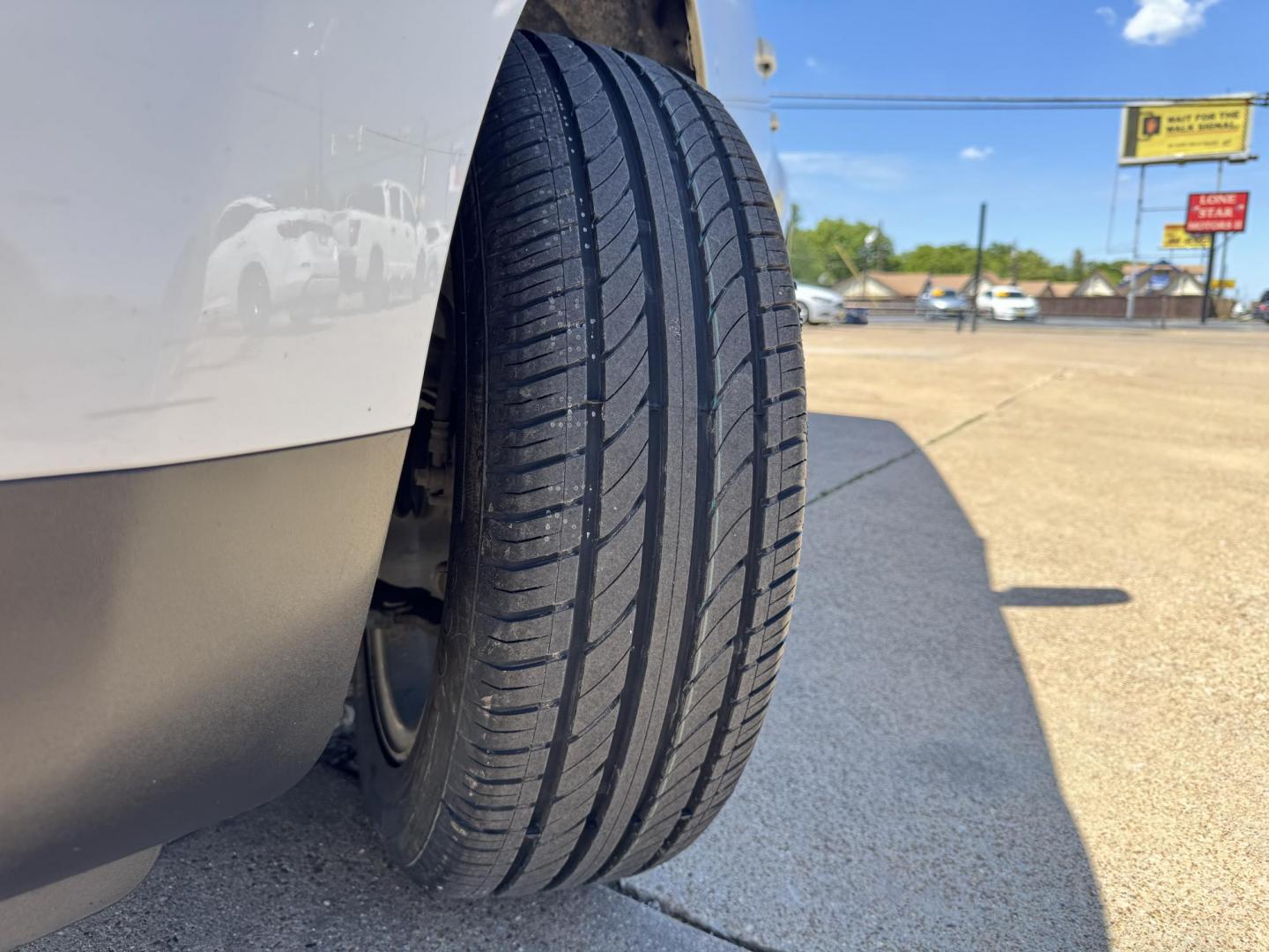 2018 WHITE KIA SOUL + (PLUS) (KNDJP3A53J7) , located at 5900 E. Lancaster Ave., Fort Worth, TX, 76112, (817) 457-5456, 0.000000, 0.000000 - Photo#22