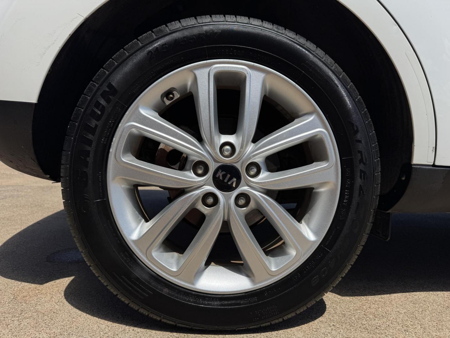 2018 WHITE KIA SOUL + (PLUS) (KNDJP3A53J7) , located at 5900 E. Lancaster Ave., Fort Worth, TX, 76112, (817) 457-5456, 0.000000, 0.000000 - Photo#23