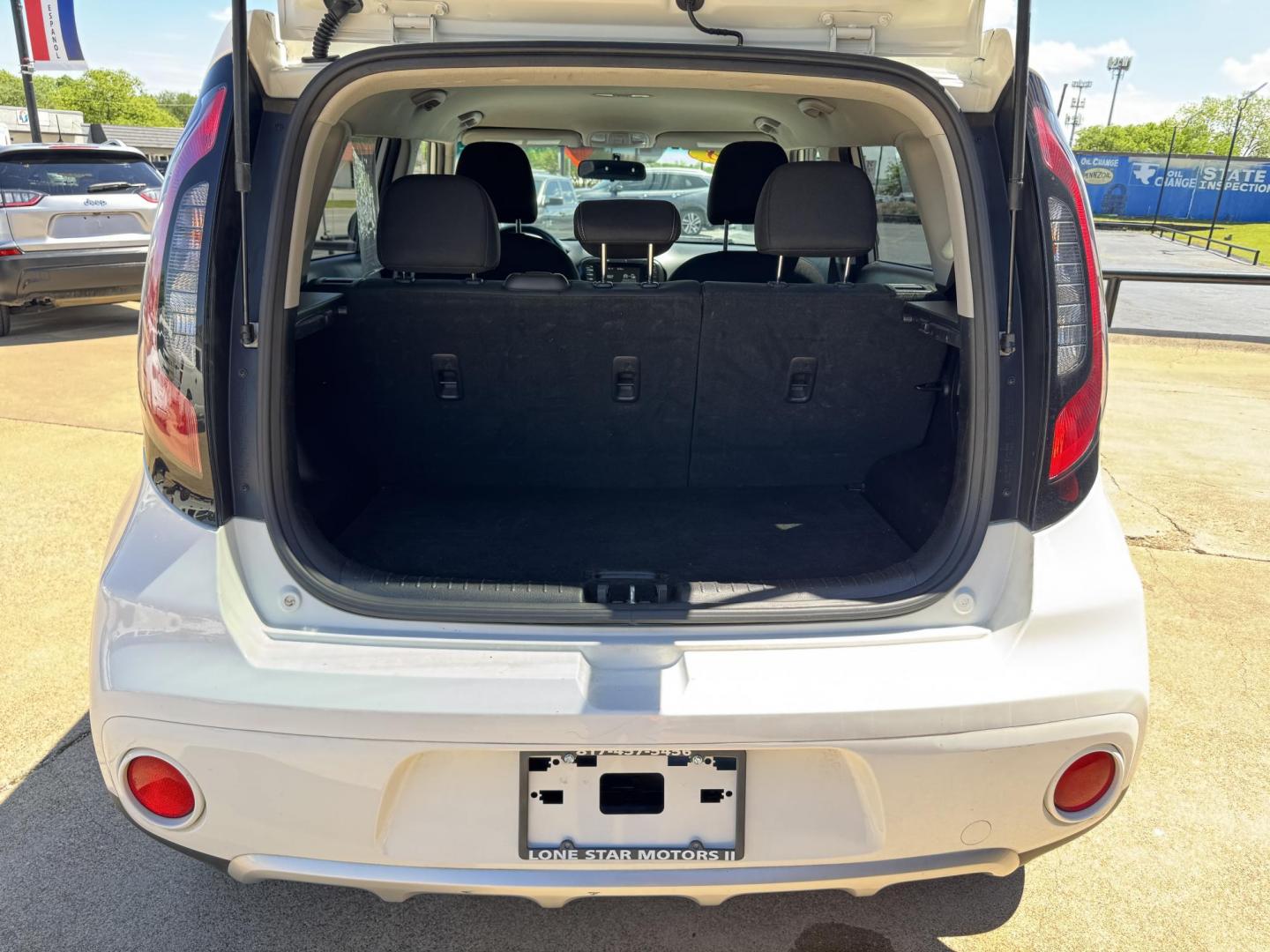 2018 WHITE KIA SOUL + (PLUS) (KNDJP3A53J7) , located at 5900 E. Lancaster Ave., Fort Worth, TX, 76112, (817) 457-5456, 0.000000, 0.000000 - Photo#5