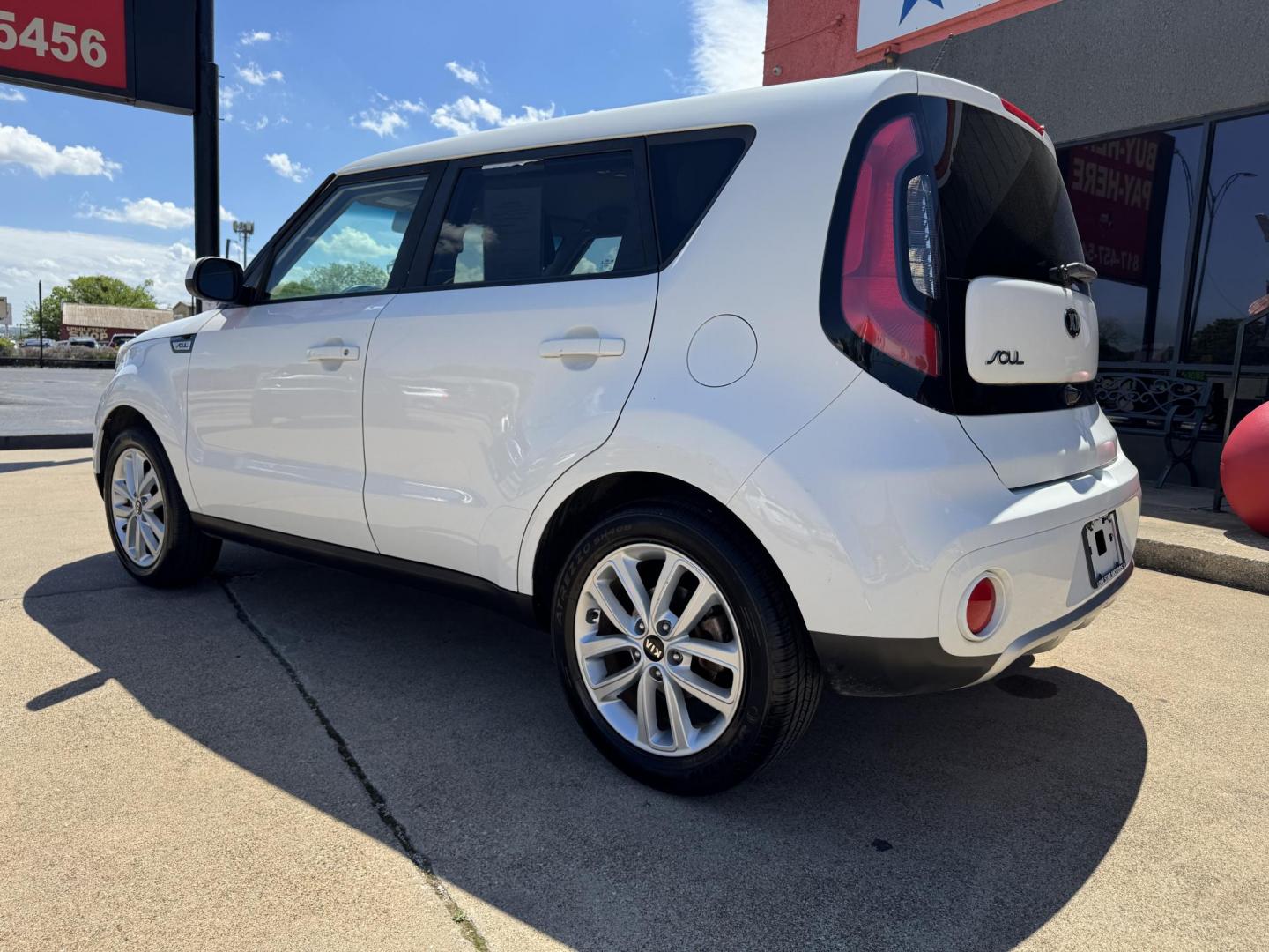 2018 WHITE KIA SOUL + (PLUS) (KNDJP3A53J7) , located at 5900 E. Lancaster Ave., Fort Worth, TX, 76112, (817) 457-5456, 0.000000, 0.000000 - Photo#6