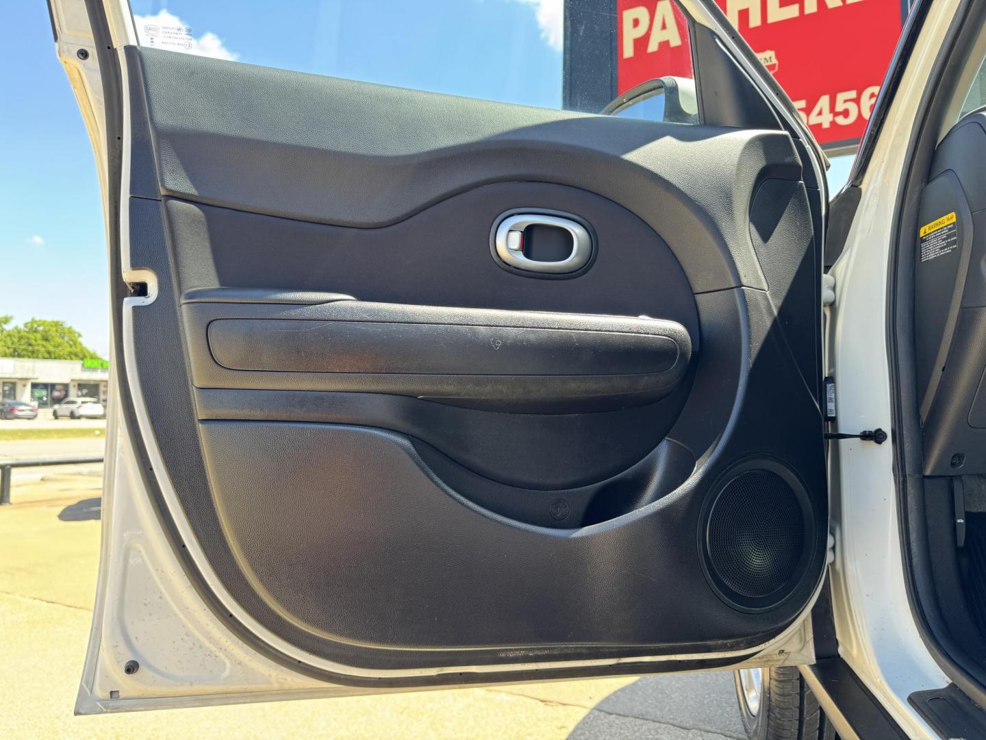 2018 WHITE KIA SOUL + (PLUS) (KNDJP3A53J7) , located at 5900 E. Lancaster Ave., Fort Worth, TX, 76112, (817) 457-5456, 0.000000, 0.000000 - Photo#7