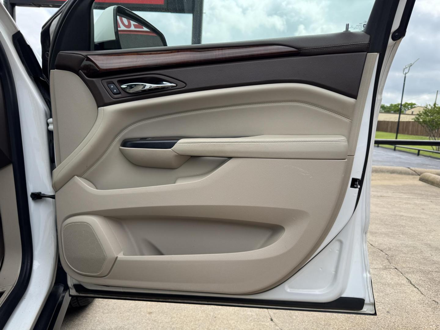 2015 WHITE CADILLAC SRX LUXURY (3GYFNBE3XFS) , located at 5900 E. Lancaster Ave., Fort Worth, TX, 76112, (817) 457-5456, 0.000000, 0.000000 - Photo#15