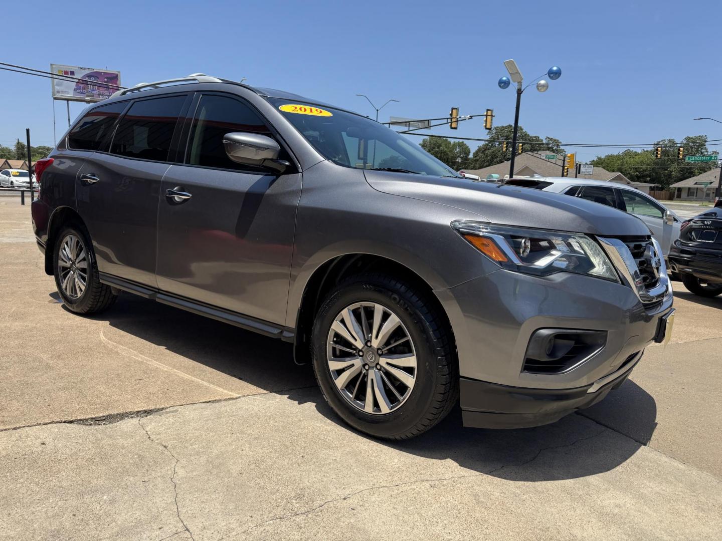 2019 GRAY NISSAN PATHFINDER S; SL; PL (5N1DR2MN9KC) , located at 5900 E. Lancaster Ave., Fort Worth, TX, 76112, (817) 457-5456, 0.000000, 0.000000- Photo#2
