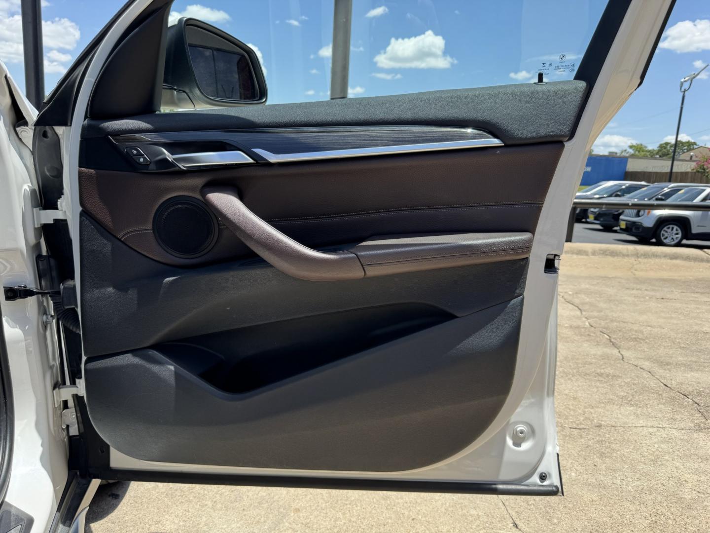 2018 WHITE BMW X1 SDRIVE28I (WBXHU7C31J5) , located at 5900 E. Lancaster Ave., Fort Worth, TX, 76112, (817) 457-5456, 0.000000, 0.000000- Photo#17