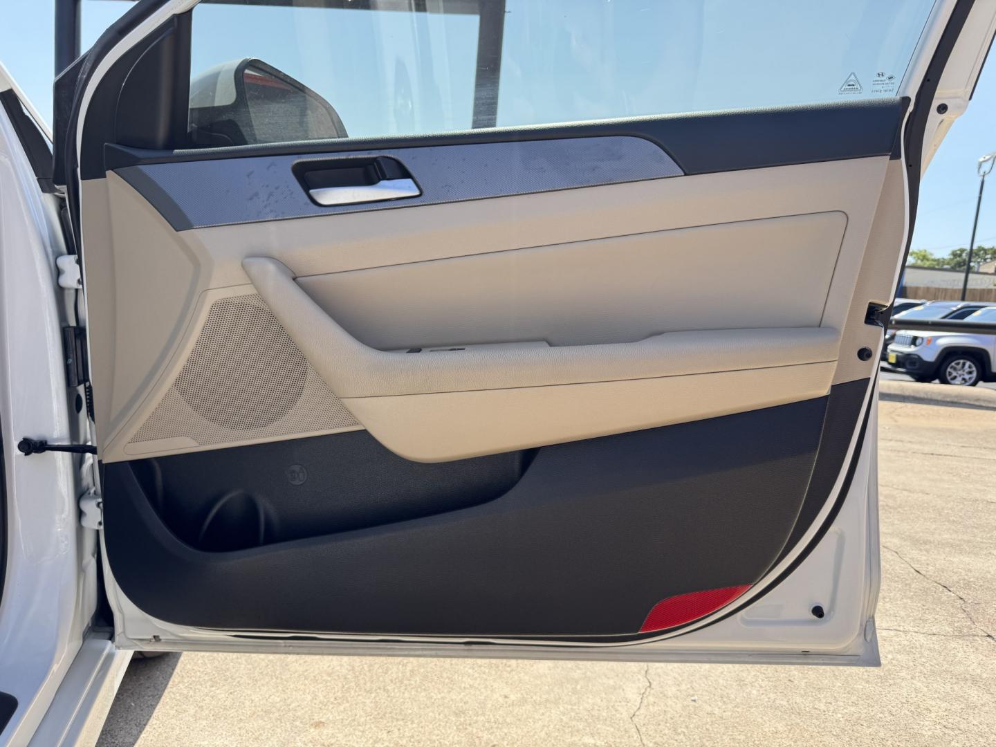 2018 WHITE HYUNDAI SONATA LIMITED; SPOR (5NPE34AF0JH) , located at 5900 E. Lancaster Ave., Fort Worth, TX, 76112, (817) 457-5456, 0.000000, 0.000000- Photo#15