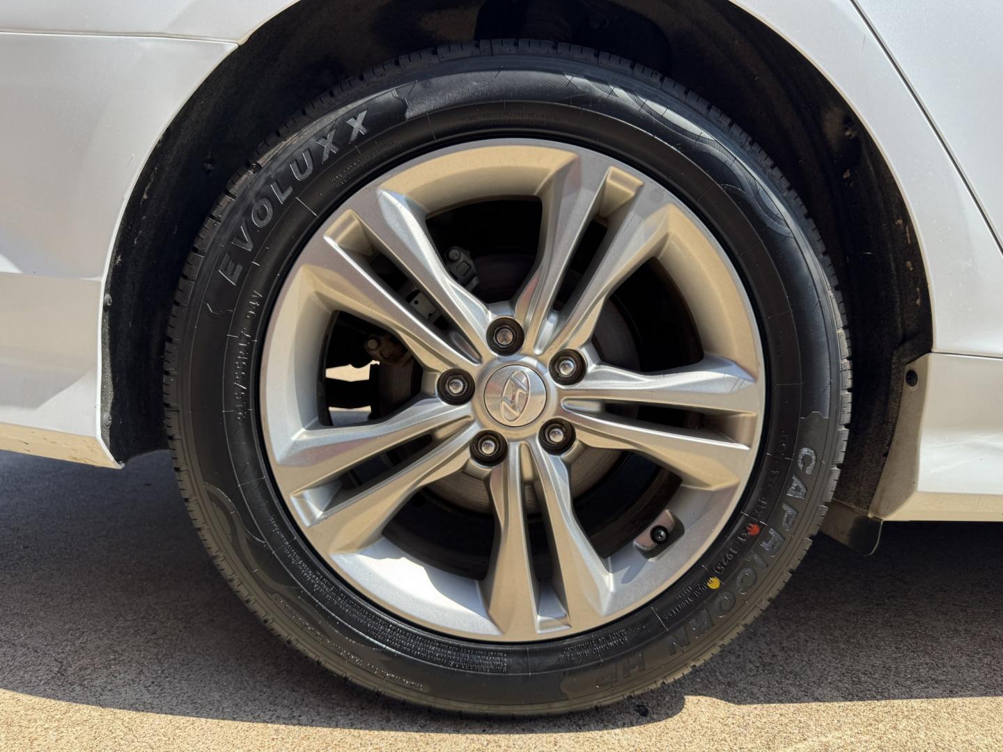 2018 WHITE HYUNDAI SONATA LIMITED; SPOR (5NPE34AF0JH) , located at 5900 E. Lancaster Ave., Fort Worth, TX, 76112, (817) 457-5456, 0.000000, 0.000000- Photo#24