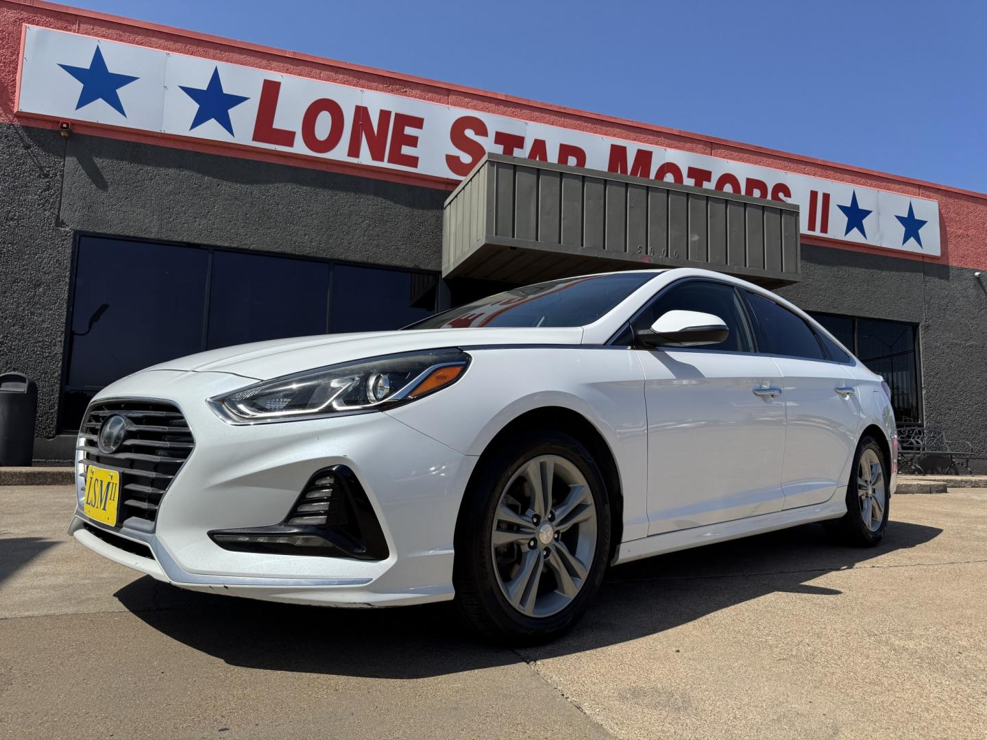 2018 WHITE HYUNDAI SONATA LIMITED; SPOR (5NPE34AF0JH) , located at 5900 E. Lancaster Ave., Fort Worth, TX, 76112, (817) 457-5456, 0.000000, 0.000000- Photo#0