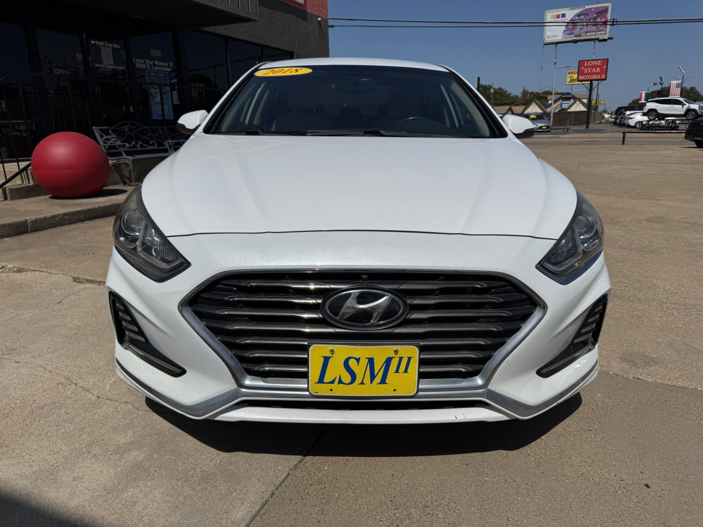 2018 WHITE HYUNDAI SONATA LIMITED; SPOR (5NPE34AF0JH) , located at 5900 E. Lancaster Ave., Fort Worth, TX, 76112, (817) 457-5456, 0.000000, 0.000000- Photo#1