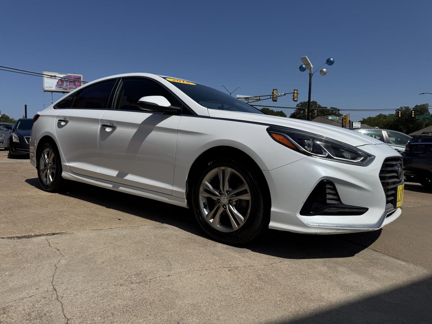 2018 WHITE HYUNDAI SONATA LIMITED; SPOR (5NPE34AF0JH) , located at 5900 E. Lancaster Ave., Fort Worth, TX, 76112, (817) 457-5456, 0.000000, 0.000000- Photo#2