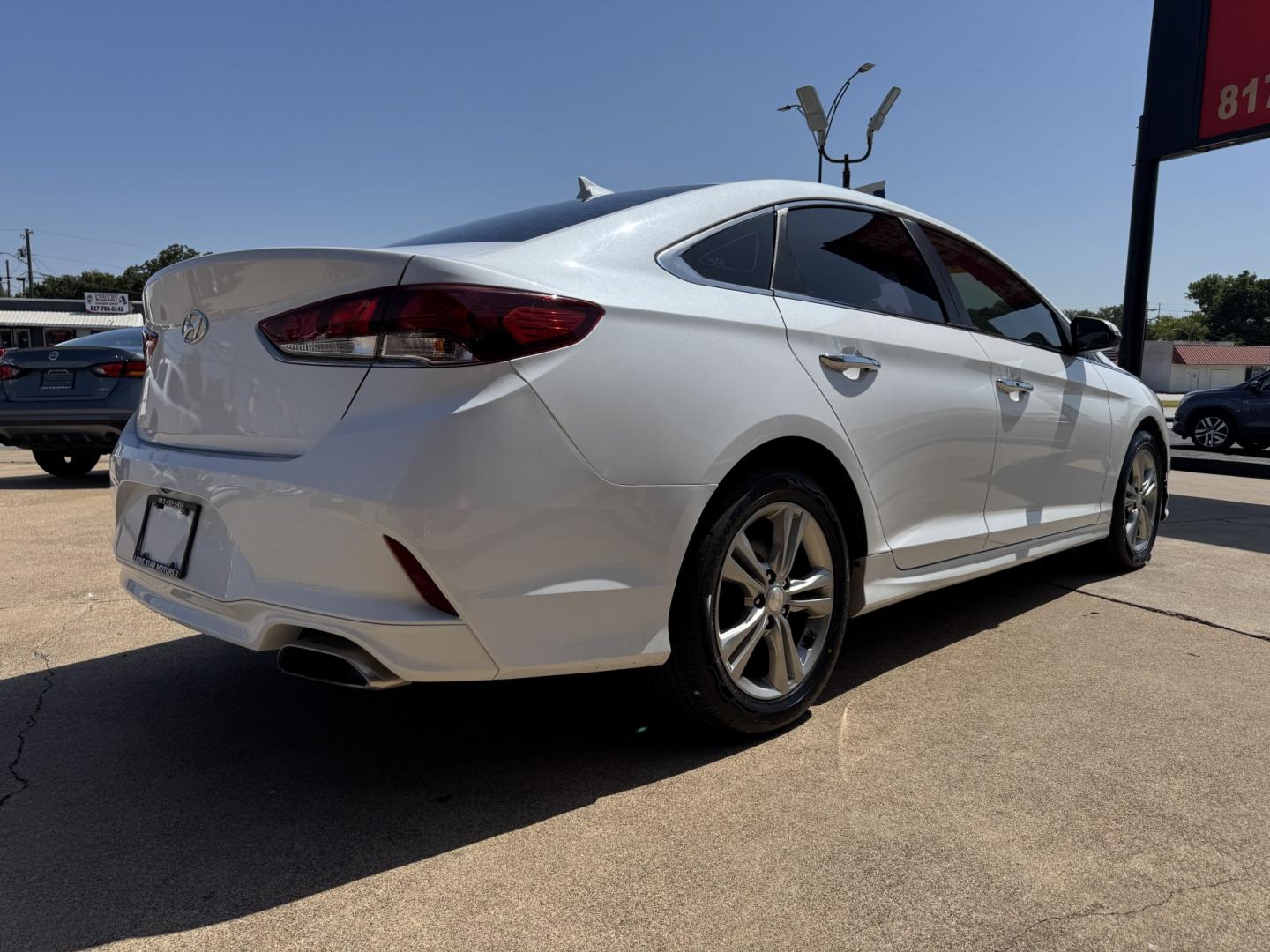 2018 WHITE HYUNDAI SONATA LIMITED; SPOR (5NPE34AF0JH) , located at 5900 E. Lancaster Ave., Fort Worth, TX, 76112, (817) 457-5456, 0.000000, 0.000000- Photo#3