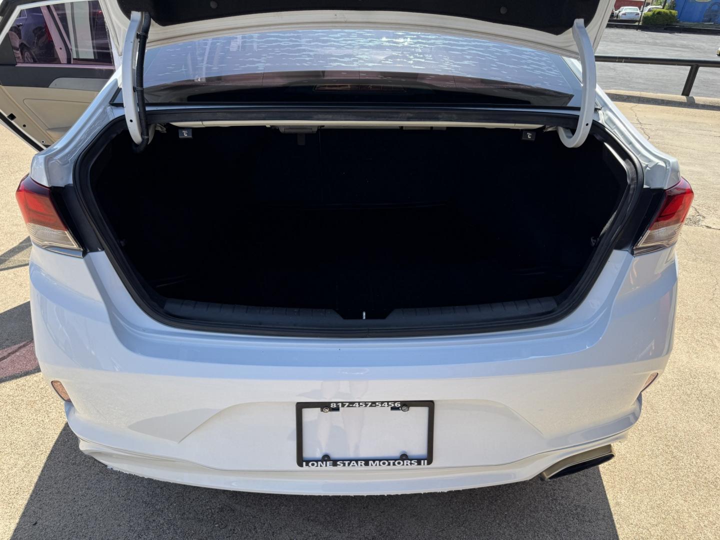 2018 WHITE HYUNDAI SONATA LIMITED; SPOR (5NPE34AF0JH) , located at 5900 E. Lancaster Ave., Fort Worth, TX, 76112, (817) 457-5456, 0.000000, 0.000000- Photo#5