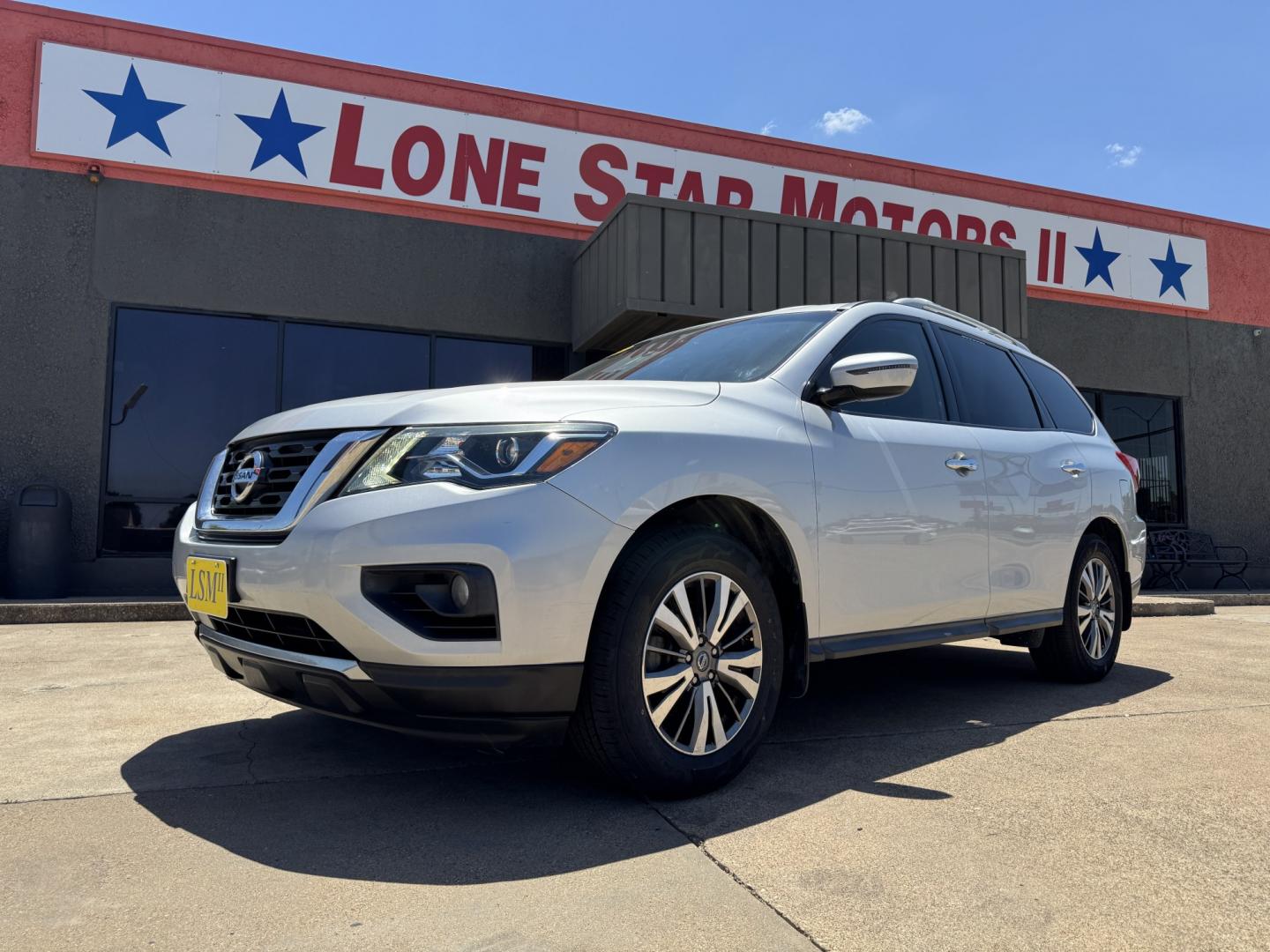 2018 SILVER NISSAN PATHFINDER S; SL; PL (5N1DR2MN0JC) , located at 5900 E. Lancaster Ave., Fort Worth, TX, 76112, (817) 457-5456, 0.000000, 0.000000- Photo#0