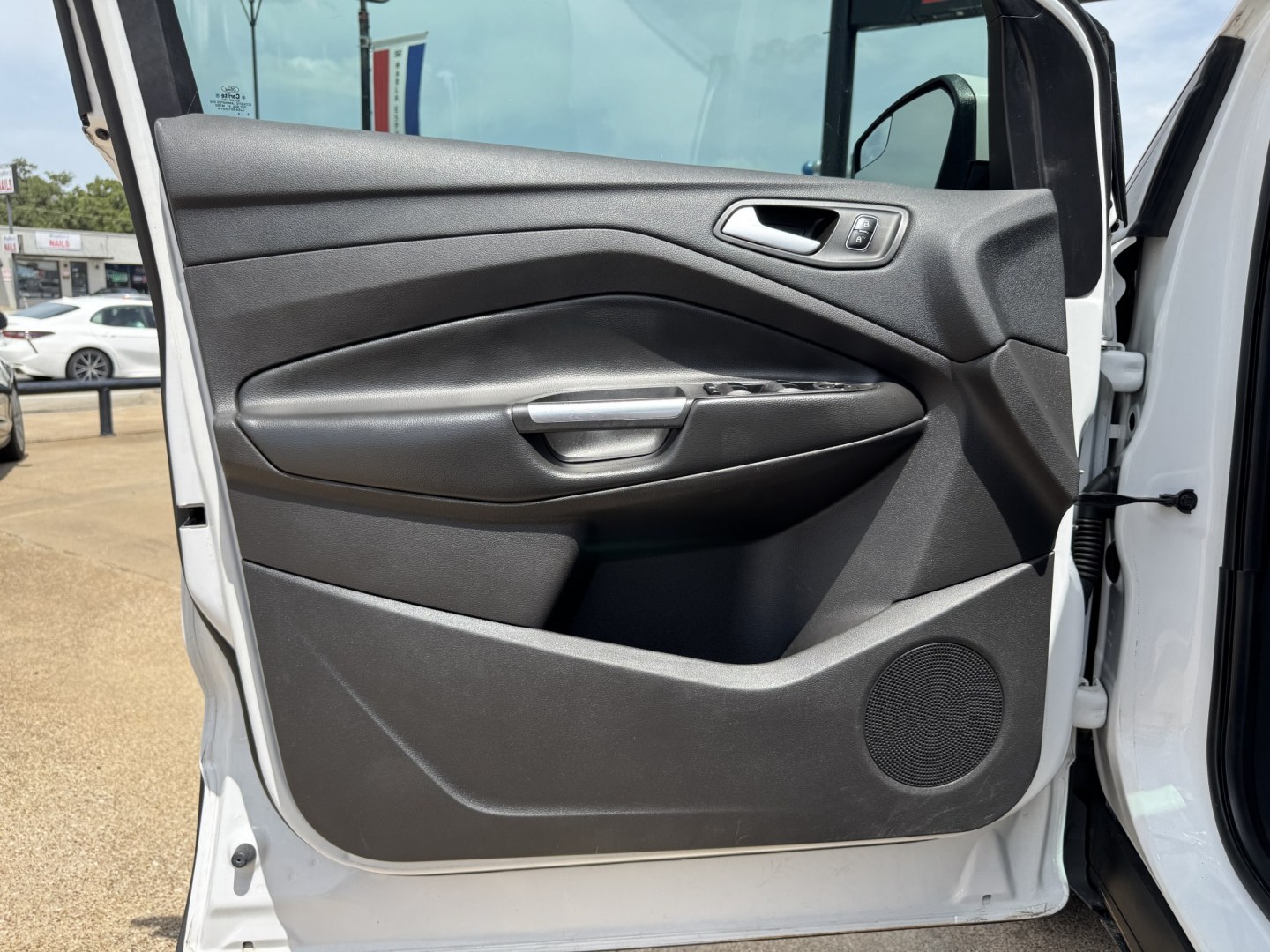 2018 WHITE FORD ESCAPE SE (1FMCU9GD5JU) , located at 5900 E. Lancaster Ave., Fort Worth, TX, 76112, (817) 457-5456, 0.000000, 0.000000- Photo#7